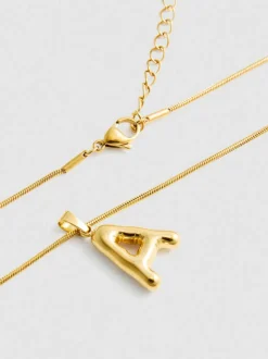 Collar con inicial resistente al agua