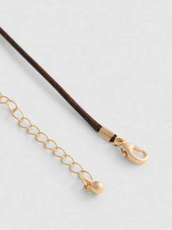 Collar de cuerda con colgante de inicial