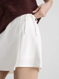 Falda pantalón corta en mezcla de lino con lazada