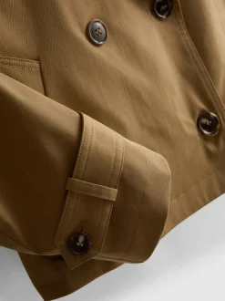 Gabardina de corte cuadrado y doble botonadura