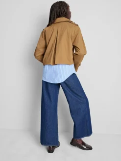 Gabardina de corte cuadrado y doble botonadura