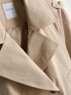 Gabardina de corte cuadrado y doble botonadura