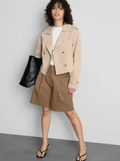 Gabardina de corte cuadrado y doble botonadura