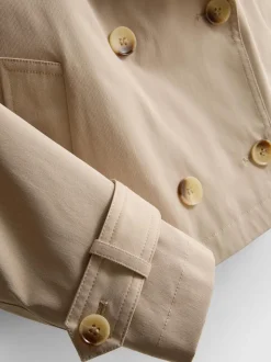 Gabardina de corte cuadrado y doble botonadura