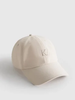 Gorra de béisbol con inicial bordada