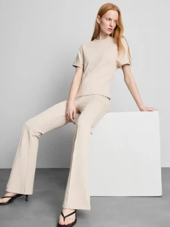 Joggers acampanados con alforzas y algodón
