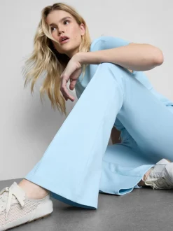 Joggers acampanados con alforzas y algodón