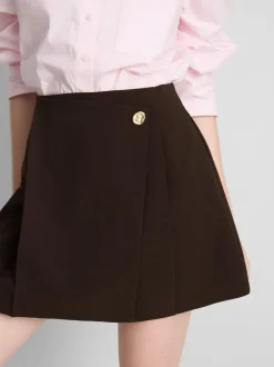 Minifalda asimétrica de corte elegante