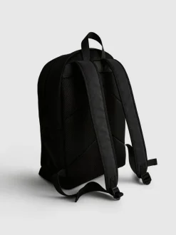 Mochila con correas ajustables
