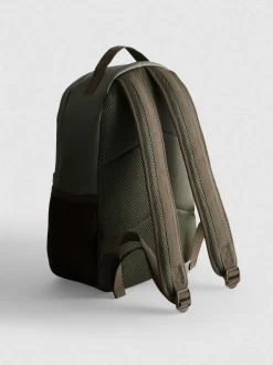 Mochila con paneles y cremallera
