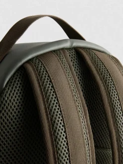 Mochila con paneles y cremallera