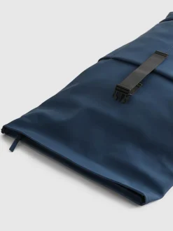 Mochila con solapa enrollable