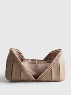 Neceser con detalle de inicial