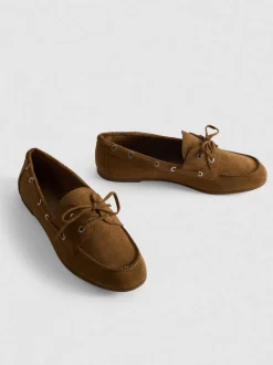 Náuticos con detalles de cordones