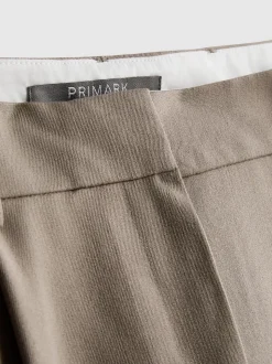 Pantalón plisado de pernera ancha