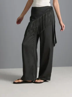 Pantalón satinado con detalle de pañuelo