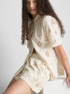 Pantalones cortos bordados de The Edit