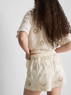 Pantalones cortos bordados de The Edit
