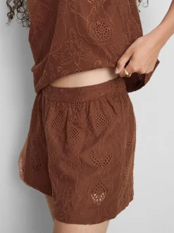 Pantalones cortos bordados de The Edit