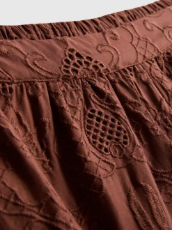 Pantalones cortos bordados de The Edit