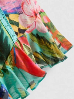 Pantalones cortos con volantes y estampado tropical