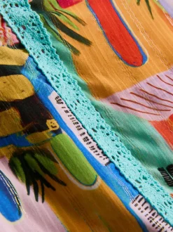 Pantalones cortos con volantes y estampado tropical