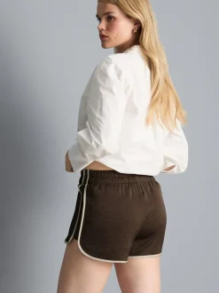Pantalones cortos deportivos de satén con ribete