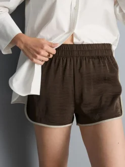 Pantalones cortos deportivos de satén con ribete