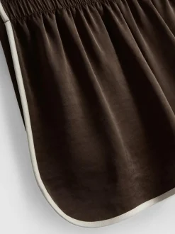 Pantalones cortos deportivos de satén con ribete