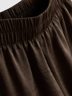 Pantalones cortos deportivos de satén con ribete