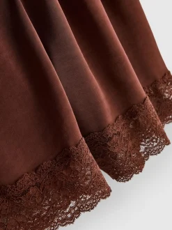 Pantalones cortos de satén con ribete de encaje
