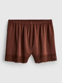 Pantalones cortos de satén con ribete de encaje