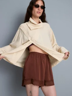 Pantalones cortos de satén con ribete de encaje