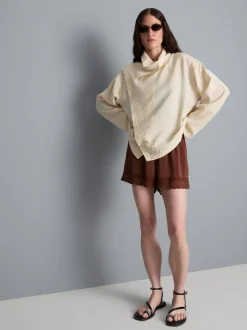Pantalones cortos de satén con ribete de encaje