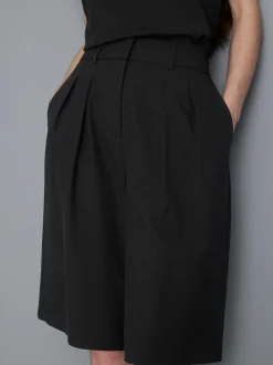 Pantalones cortos plisados tipo bermuda
