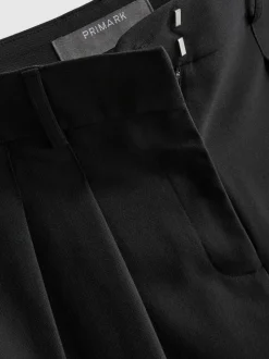 Pantalones cortos plisados tipo bermuda