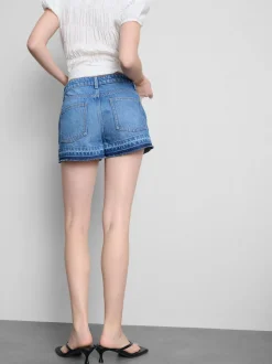 Pantalones cortos vaqueros con bajo deshilachado
