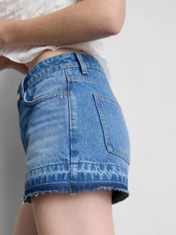 Pantalones cortos vaqueros con bajo deshilachado