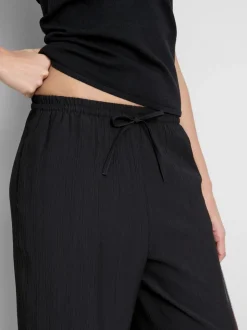 Pantalones de pernera ancha con efecto arrugado