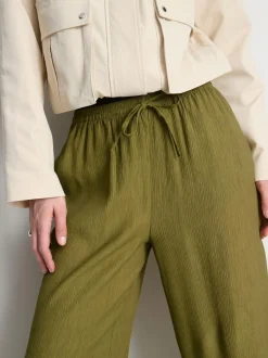 Pantalones de pernera ancha con efecto arrugado