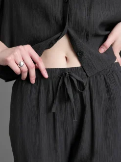 Pantalones de pernera ancha con efecto arrugado