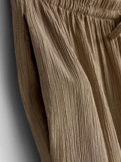 Pantalones de pernera ancha con efecto arrugado
