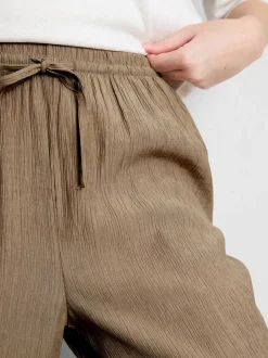 Pantalones de pernera ancha con efecto arrugado