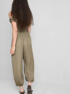 Pantalones de satén con bajos ajustados de The Edit