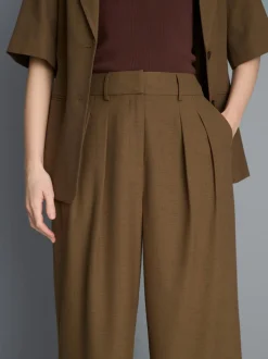 Pantalones de talle medio con pinzas