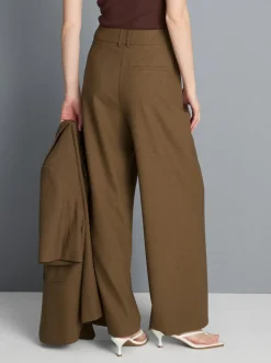 Pantalones de talle medio con pinzas