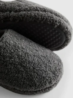 Pantuflas estilo chinela en piel de borrego sintética