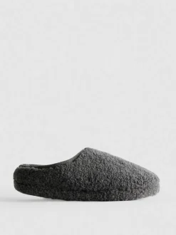 Pantuflas estilo chinela en piel de borrego sintética