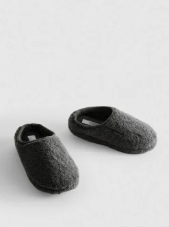 Pantuflas estilo chinela en piel de borrego sintética