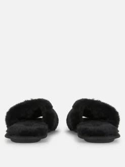 Pantuflas suaves con tiras cruzadas